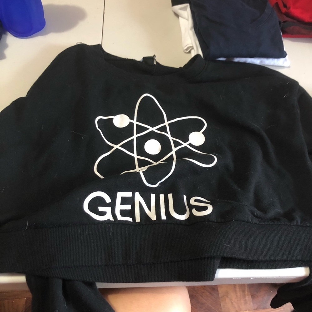 Cropped sweatshirt.